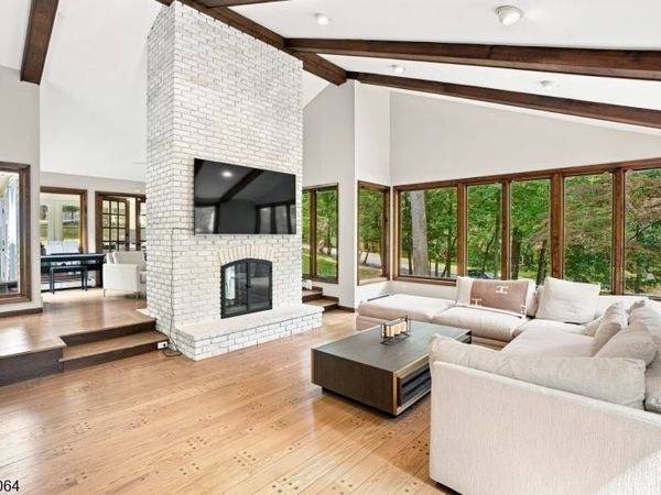7 Sleepy Hollow Rd, Upper Saddle River, NJ 07458