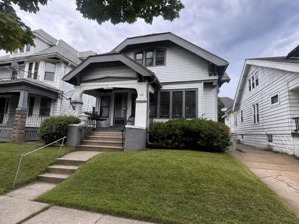 2206 W Keefe Ave, Milwaukee, WI 53206