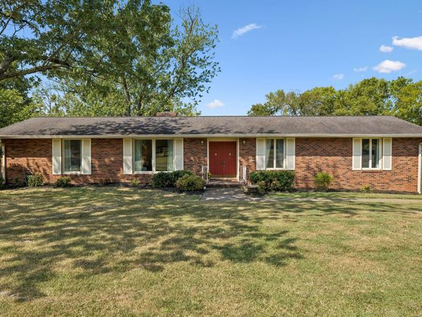 105 Stuart Dr , Hendersonville, TN 37075