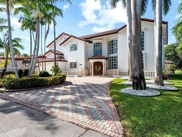 19420 W Saint Andrews Dr , Hialeah, FL 33015