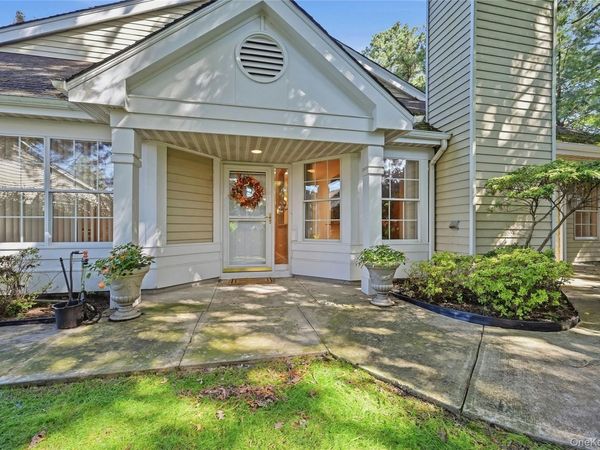 9 Oakdale Court, Ridge, NY 11961