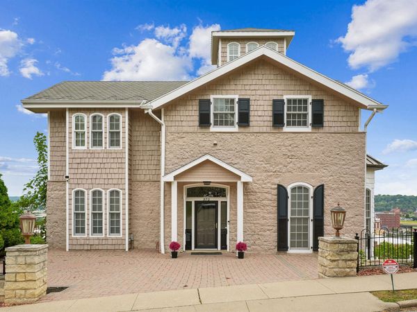 970 Grove Terrace, Dubuque, IA 52001