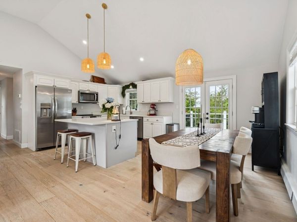 8 Skyview Ln, Woburn, MA 01801