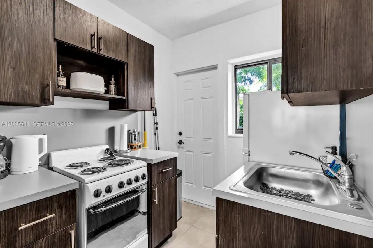 1350 NE 111th St, Miami, FL 33161 Photo