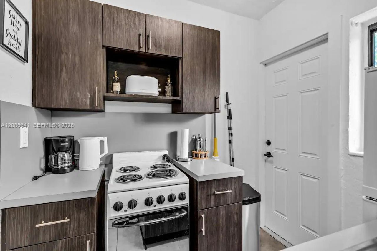 1350 NE 111th St, Miami, FL 33161 Photo