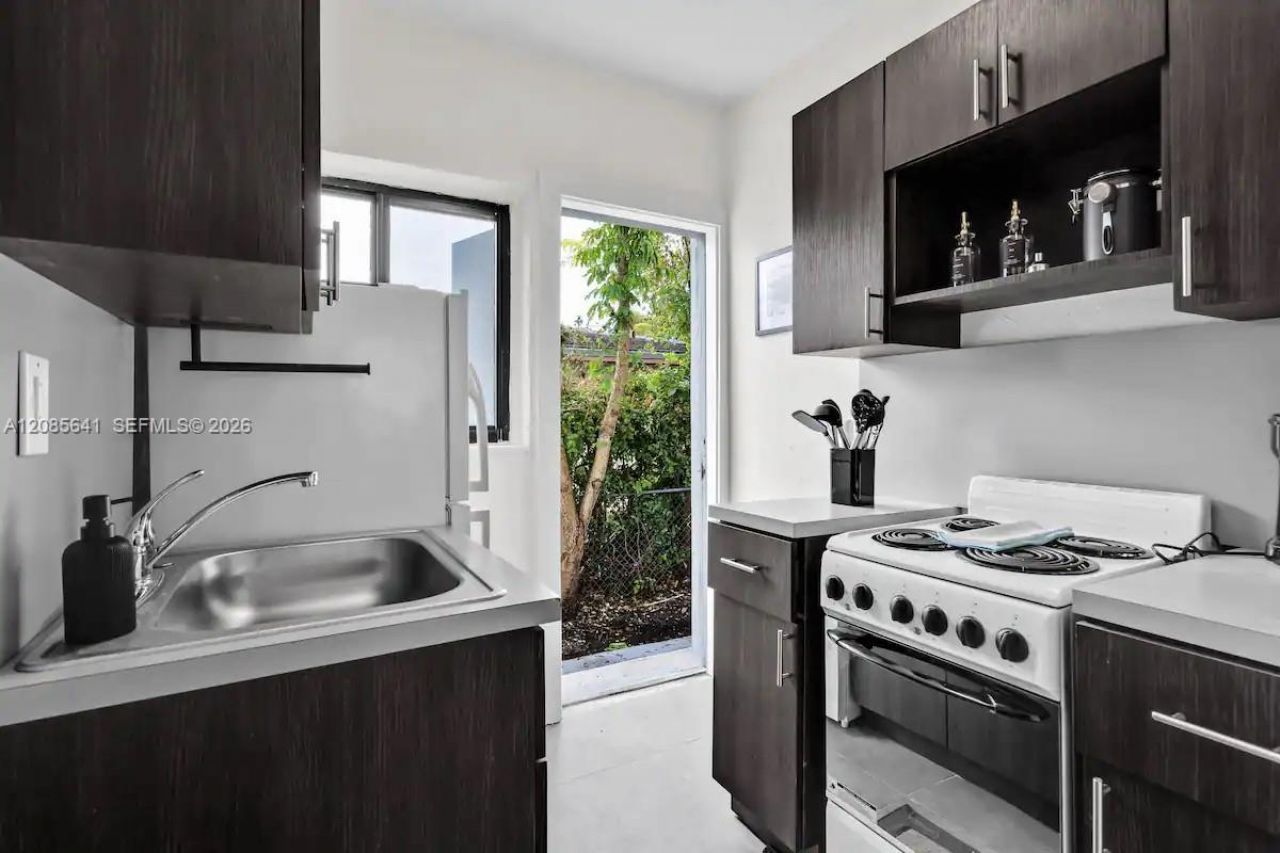 1350 NE 111th St, Miami, FL 33161 Photo