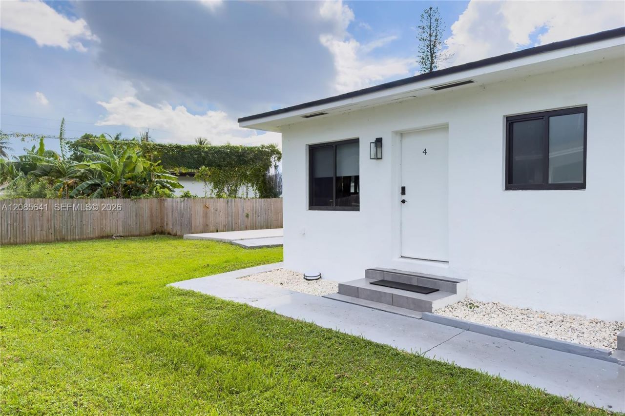 1350 NE 111th St, Miami, FL 33161 Photo