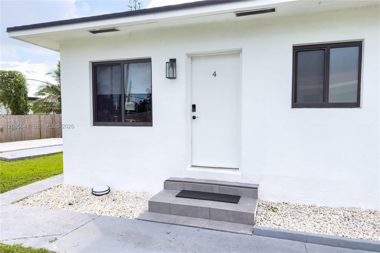 1350 NE 111th St, Miami, FL 33161 Photo