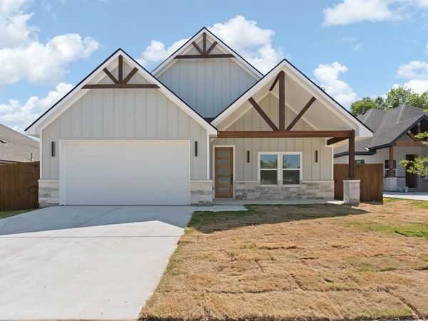 809 Tierney Road , Fort Worth, TX 76112