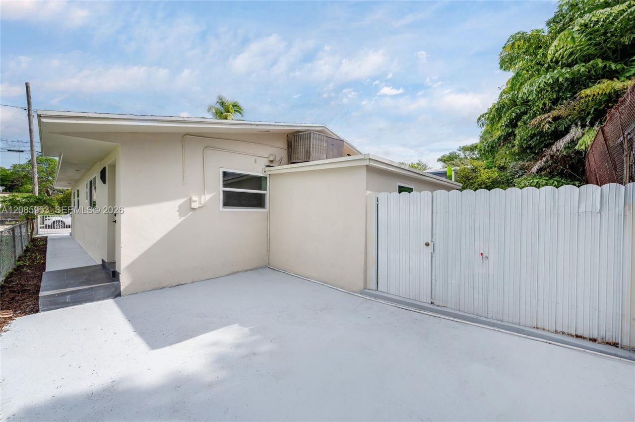 1028 NW 24th St, Miami, FL 33127 Photo