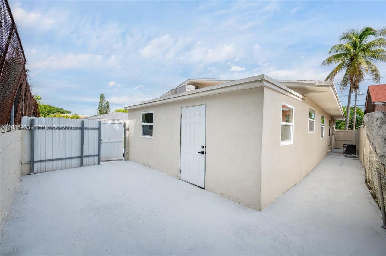1028 NW 24th St, Miami, FL 33127 Photo