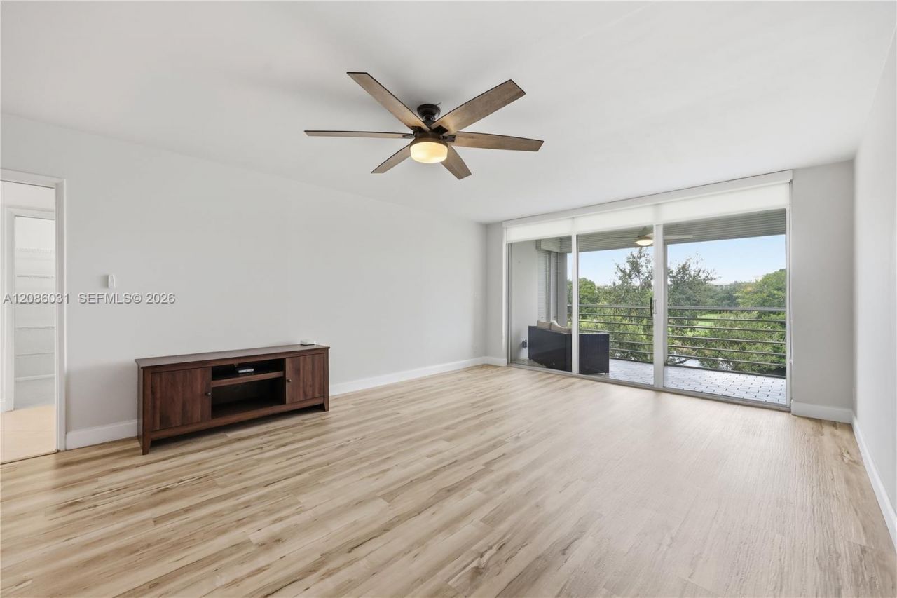 555 Oaks Ln, Unit 309, Pompano Beach, FL 33069 Photo