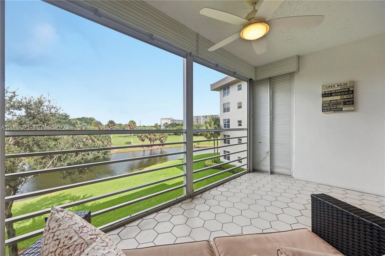555 Oaks Ln, Unit 309, Pompano Beach, FL 33069 Photo