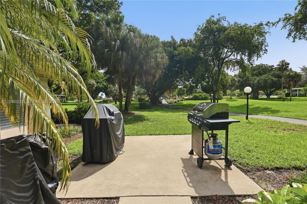 555 Oaks Ln, Unit 309, Pompano Beach, FL 33069 Photo