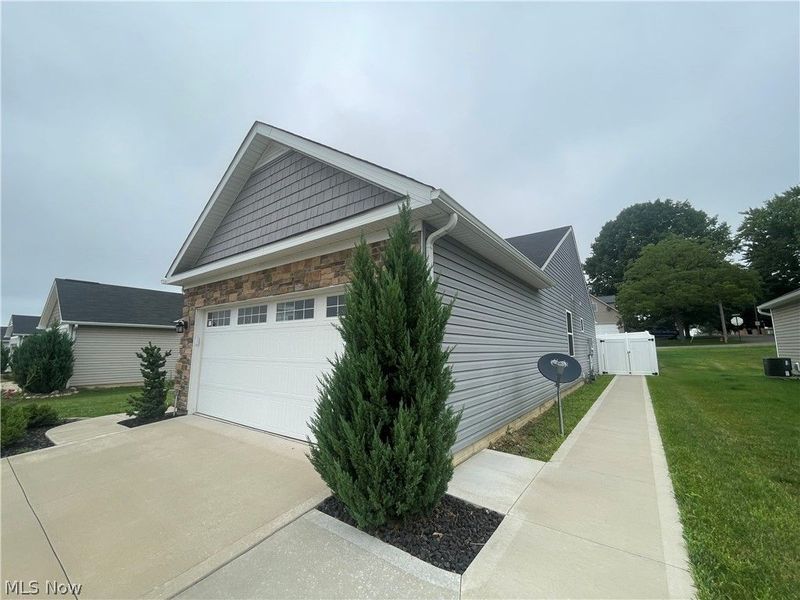 6913 Gauntlet Street SW, Massillon, OH 44646 Photo 2