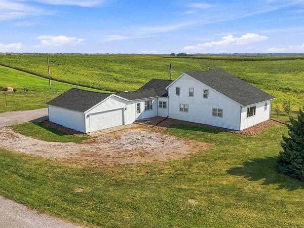 3162 R Ave, North English, IA 52316
