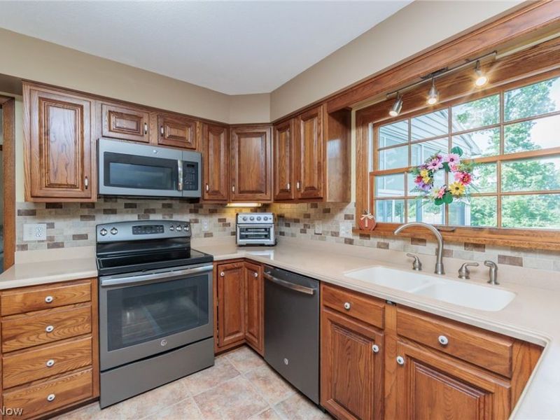 316 Crestview Drive, Elyria, OH 44035 Photo 10