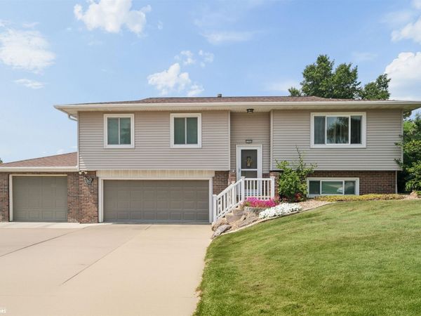 1205 S 9th Avenue, Marshalltown, IA 50158