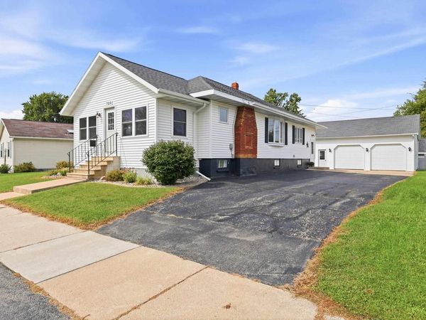 709 W NORTH WATER STREET, New London, WI 54961