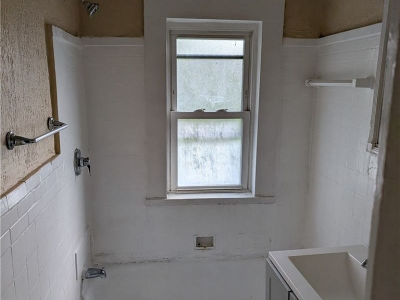 1874 Marloes Avenue, East Cleveland, OH 44112 Photo 8