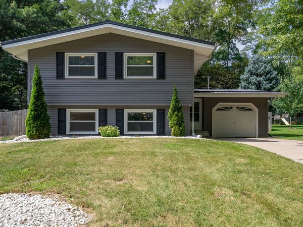 514 Walnut Court , Le Claire, IA 52753