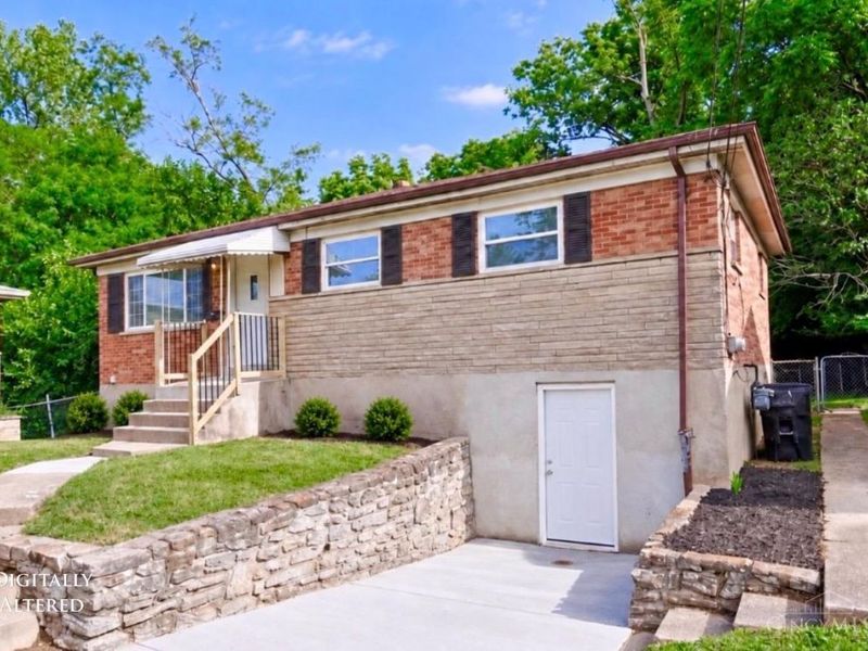 3065 Aquadale Lane, Cincinnati, OH 45211 Photo 2
