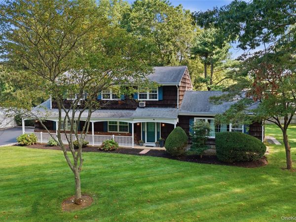4 Farmington Court , Huntington Station, NY 11746