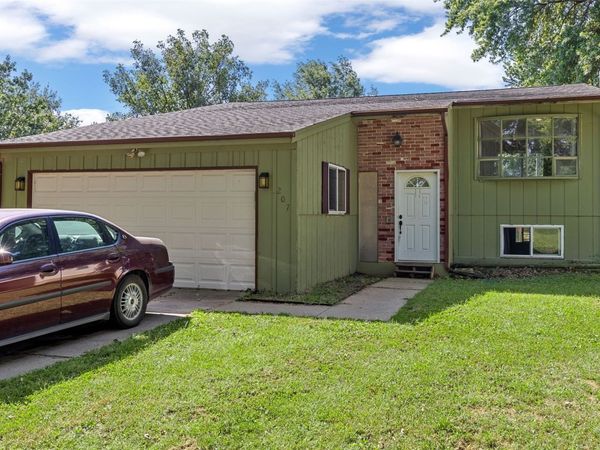207 Washington Street, Hills, IA 52235