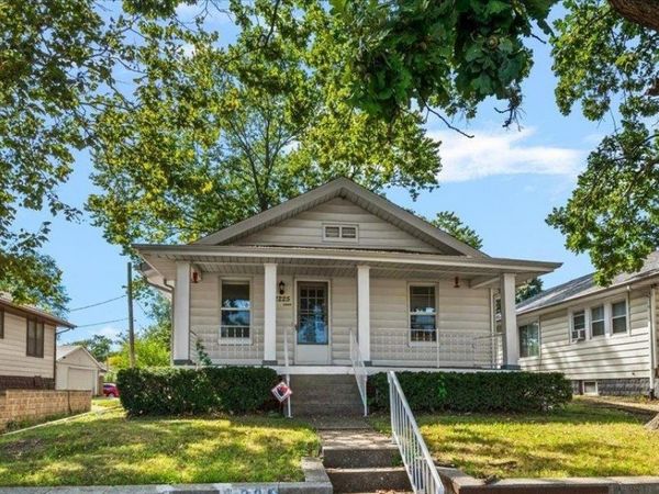 2225 S 6TH Street, Springfield, IL 62703
