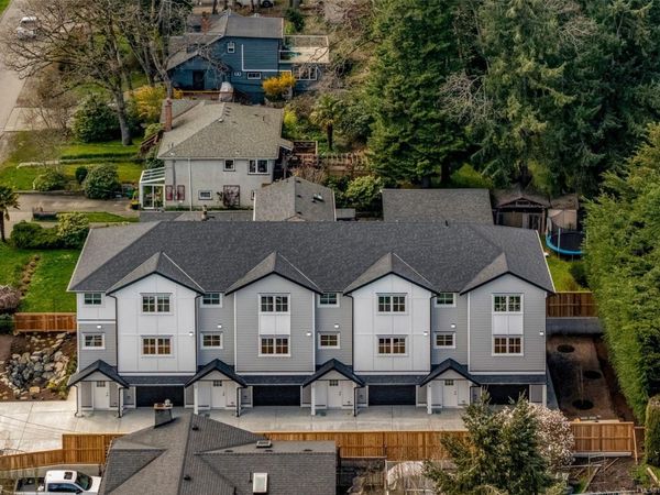 990 McBriar Ave, Unit #3, Saanich, BC V8X 3M3