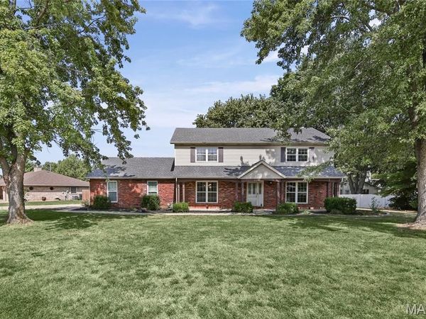 300 St Sabre Drive, Swansea, IL 62226