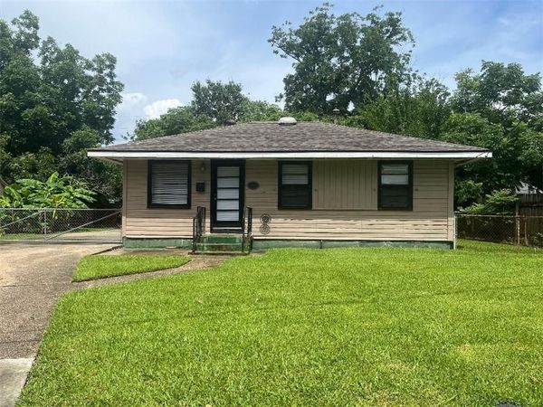 26 VIVIAN Court, New Orleans, LA 70131