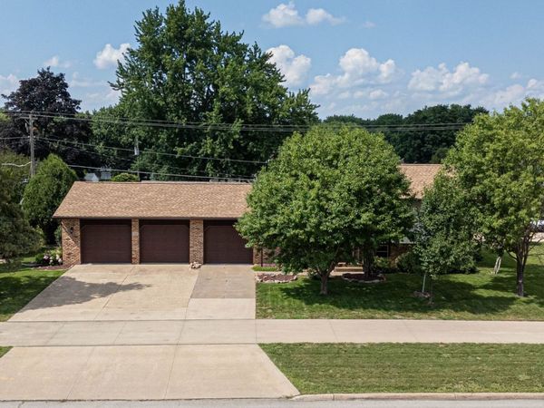 1528 Spruce Hills Drive , Bettendorf, IA 52722