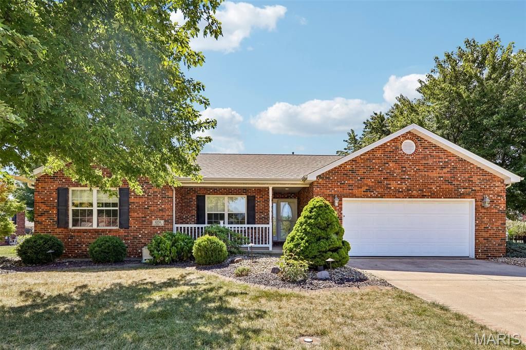 1056 Lakeview Drive, Breese, IL 62230 Main Photo
