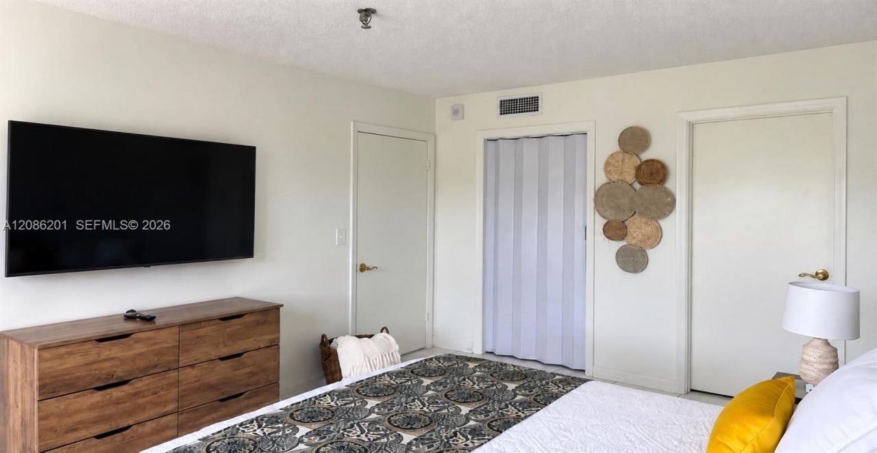 250 181st Dr, Unit 413, Sunny Isles Beach, FL 33160 Photo