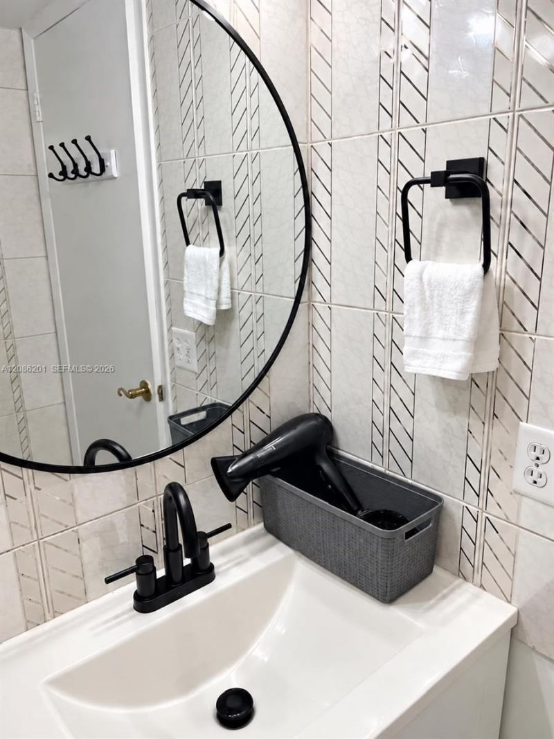 250 181st Dr, Unit 413, Sunny Isles Beach, FL 33160 Photo
