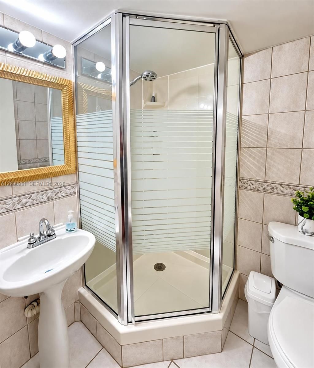 250 181st Dr, Unit 413, Sunny Isles Beach, FL 33160 Photo