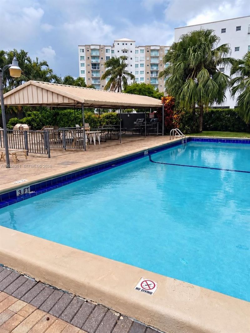 250 181st Dr, Unit 413, Sunny Isles Beach, FL 33160 Photo