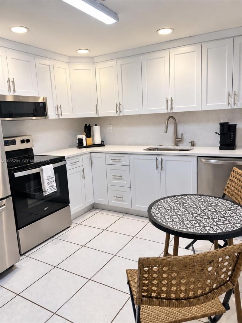 250 181st Dr, Unit 413, Sunny Isles Beach, FL 33160 Photo