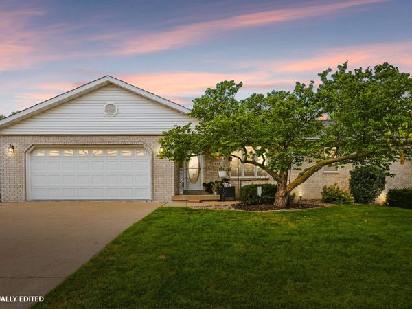 625 S Birch Ridge, Peosta, IA 52068