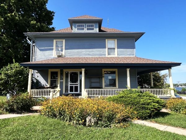 606 N Cody Road , Le Claire, IA 52753