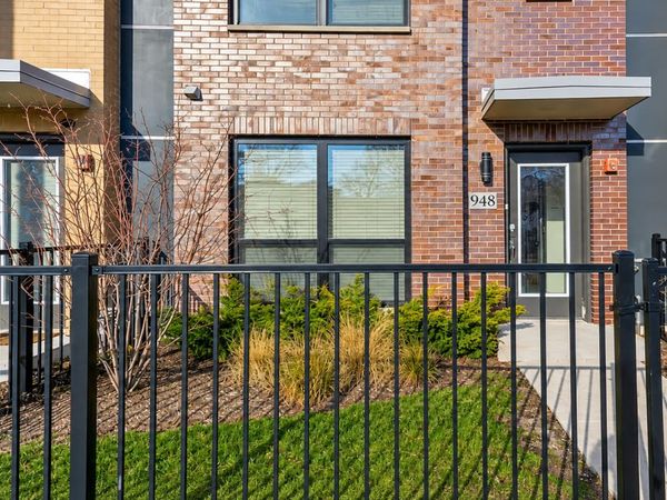 948 Madison Street, Unit 3-2, Oak Park, IL 60302