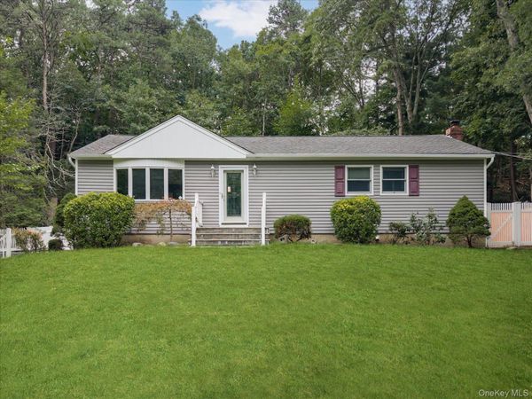 6 Valleywood Road , Smithtown, NY 11787