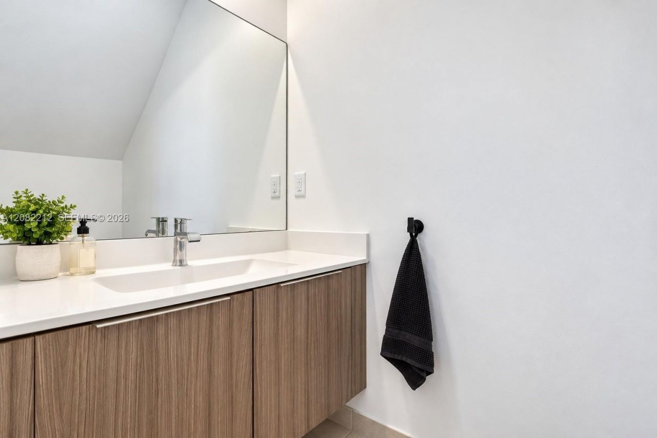 4915 NW 83rd Path, Unit 4915, Doral, FL 33166 Photo