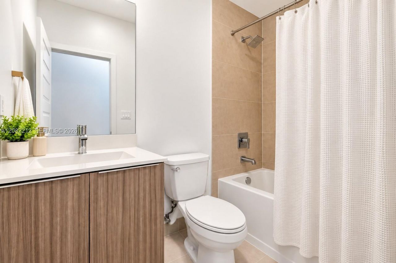 4915 NW 83rd Path, Unit 4915, Doral, FL 33166 Photo