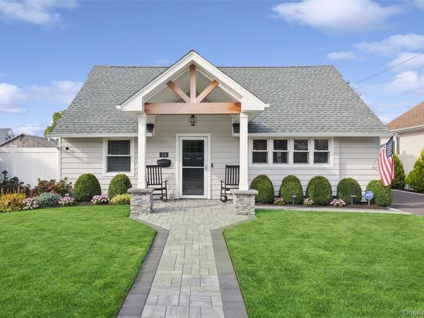24 Essen Place , Bethpage, NY 11714