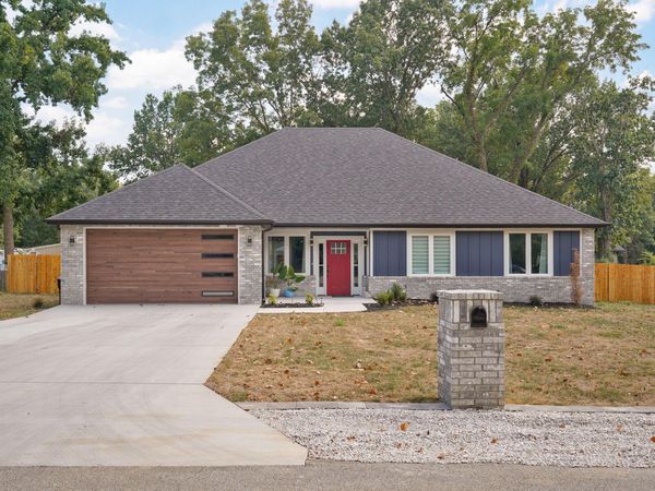 112 W Oak Street , Nixa, MO 65714