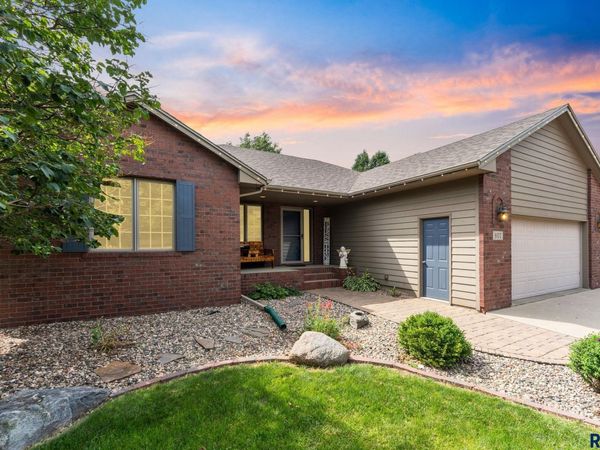 807 E Walnut St, Harrisburg, SD 57032