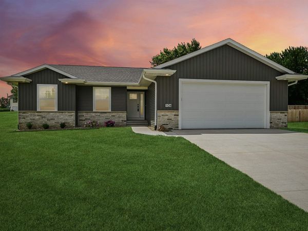 104 5th Ave Court, Coggon, IA 52218