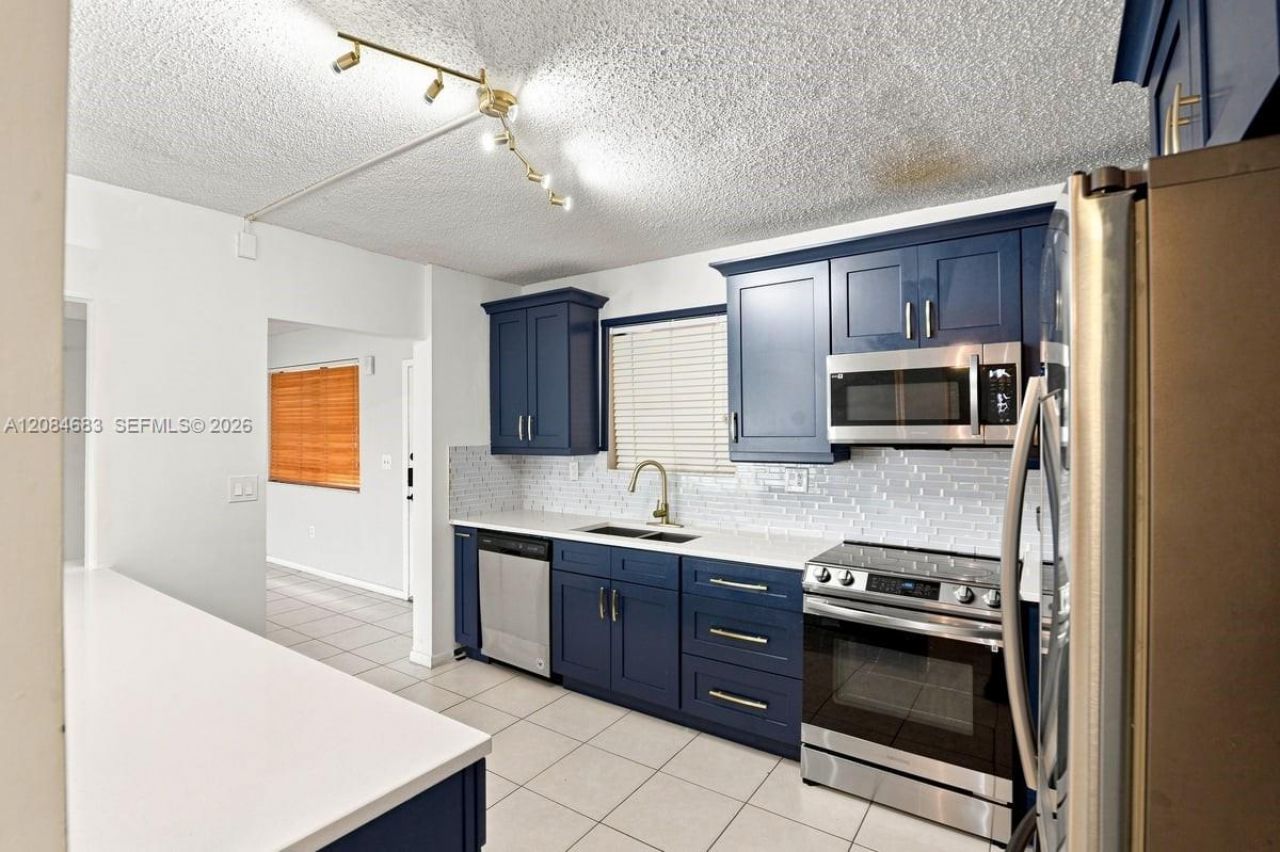 471 Ives Dairy Rd, Unit 202-3, Miami, FL 33179 Photo